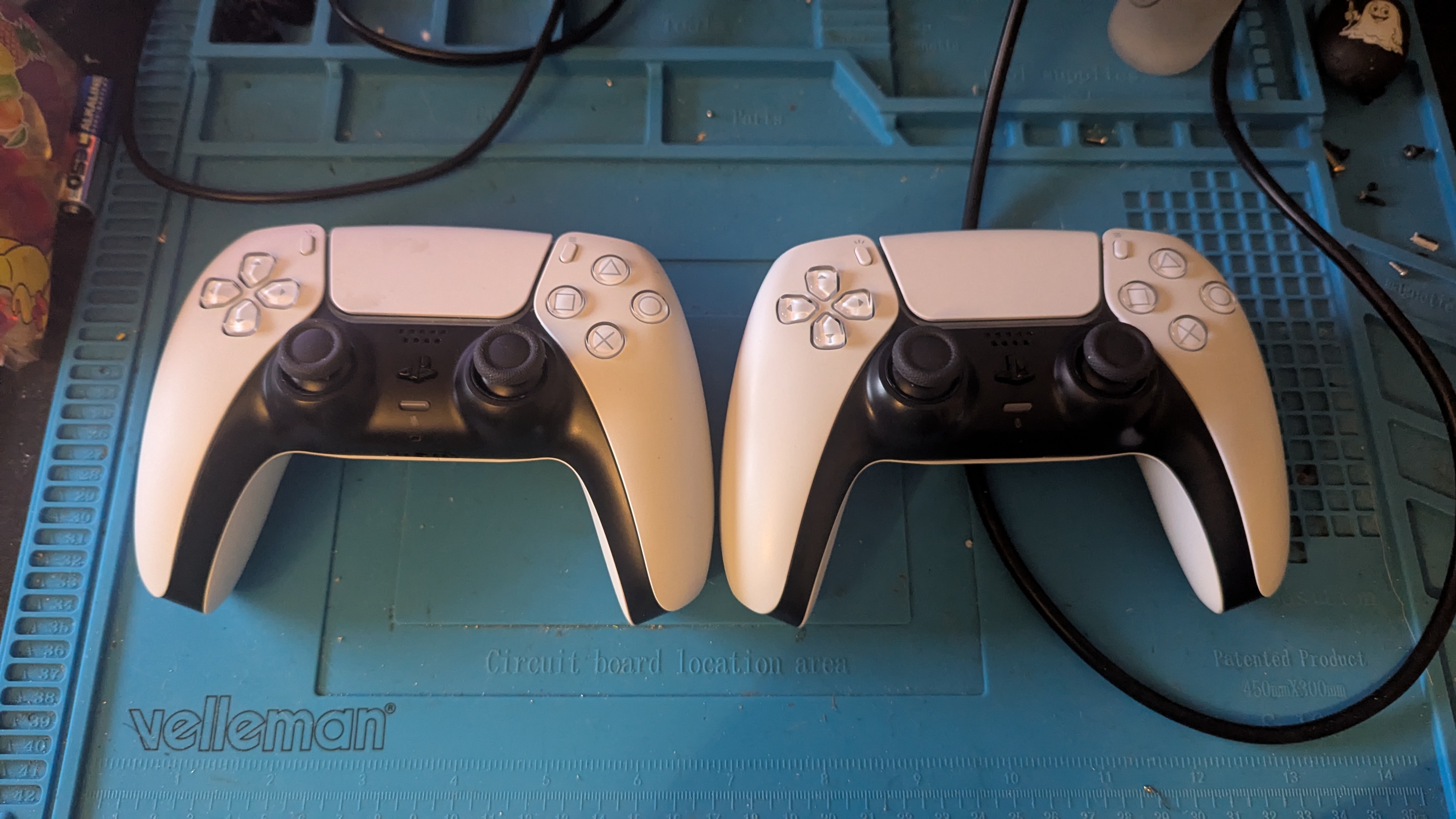 Två lagade playstation 5 kontroller Malmö